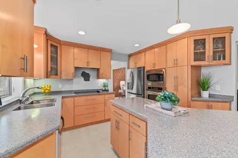 $550,000 | 10510 Stratford Place, Mequon, WI 53092