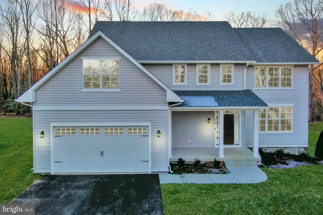 a view of a house with yard and fence