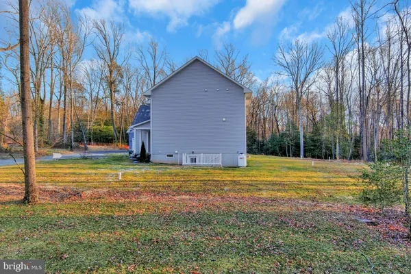 a view of a house with backyard and garden