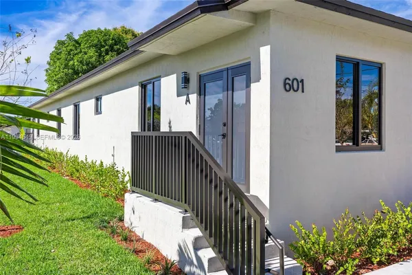$3,500 | 601 Northwest 3rd Avenue, Unit A, Hallandale Beach, FL 33009