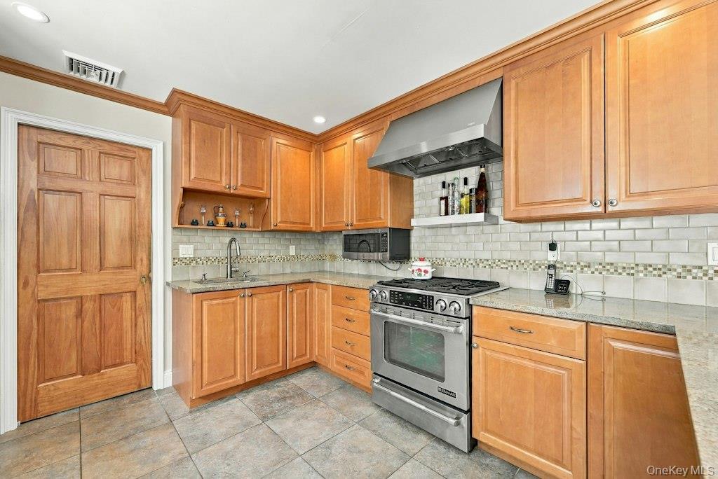 985 Silver Colt Road Cutchogue, NY 11935 - Photo 12 of 31 Gallery Image 12
