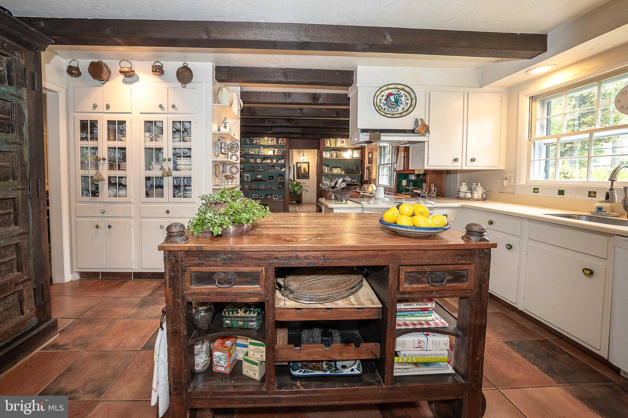 21 Weirwood Lane Wayne, PA 19087 - Photo 15 of 52 Kitchen with Built-ins