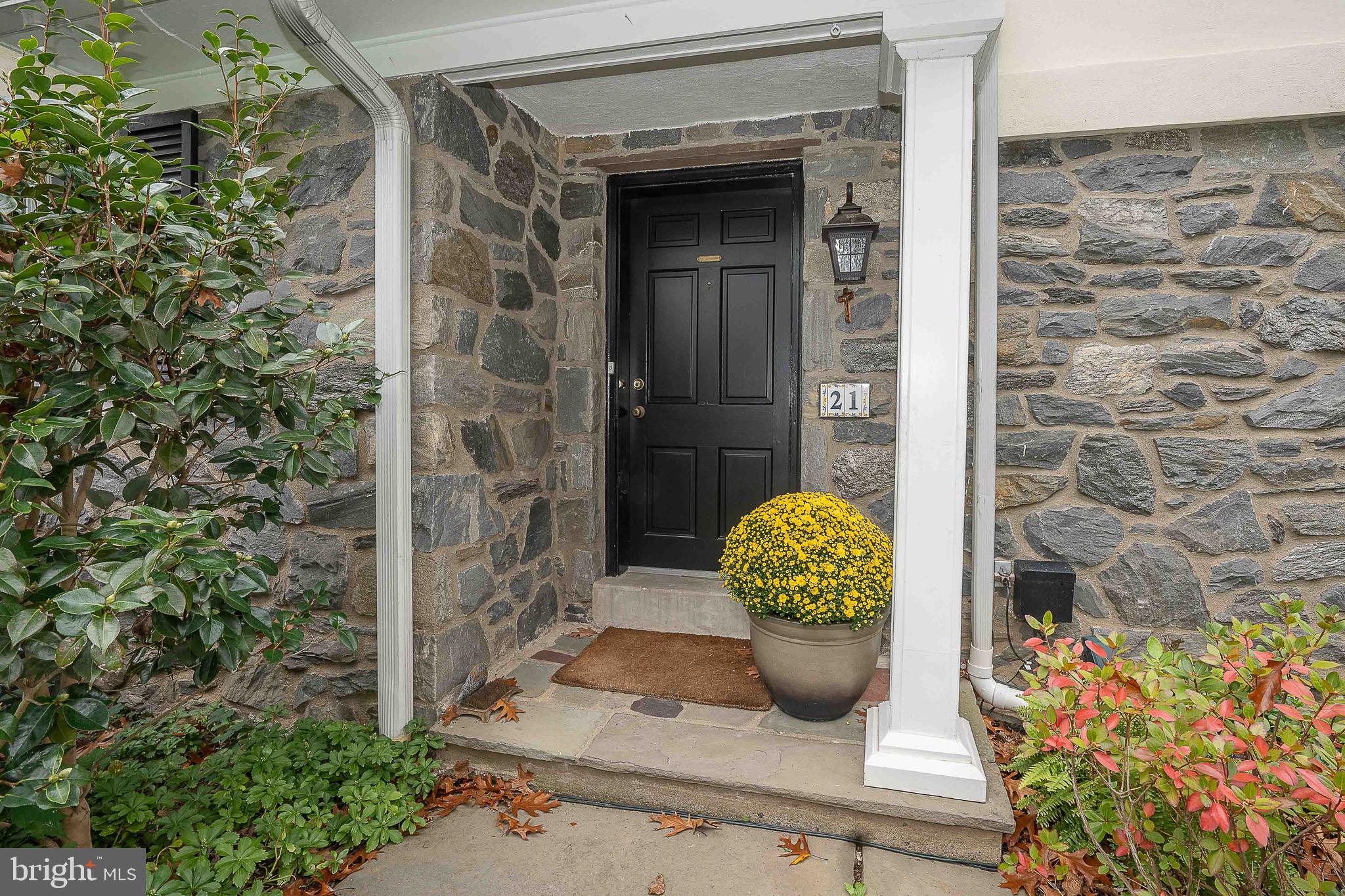 21 Weirwood Lane Wayne, PA 19087 - Photo 2 of 52 Welcoming Entrance