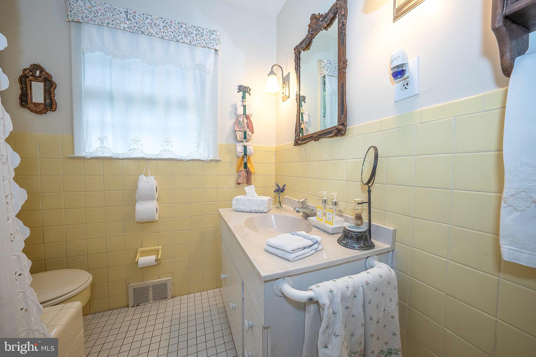 21 Weirwood Lane Wayne, PA 19087 - Photo 22 of 52 Hall Bathroom