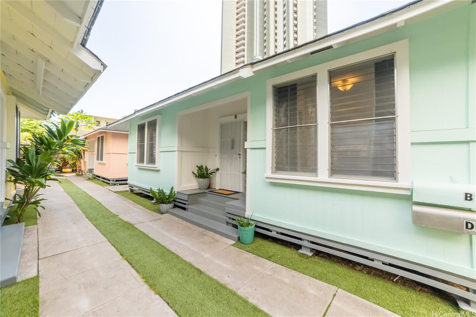 303 Wai Nani Way Honolulu, HI 96815 - Photo 20 of 24 a house with a garden space