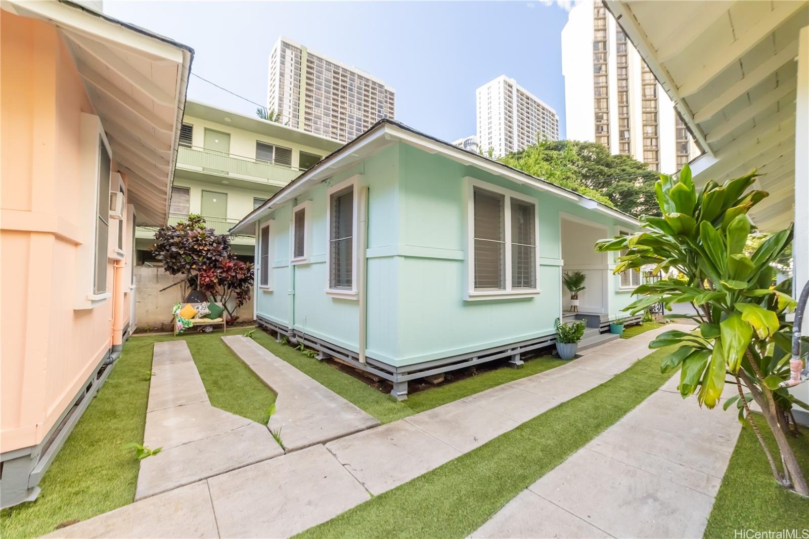 303 Wai Nani Way Honolulu, HI 96815 - Photo 22 of 24 a house view with a garden space