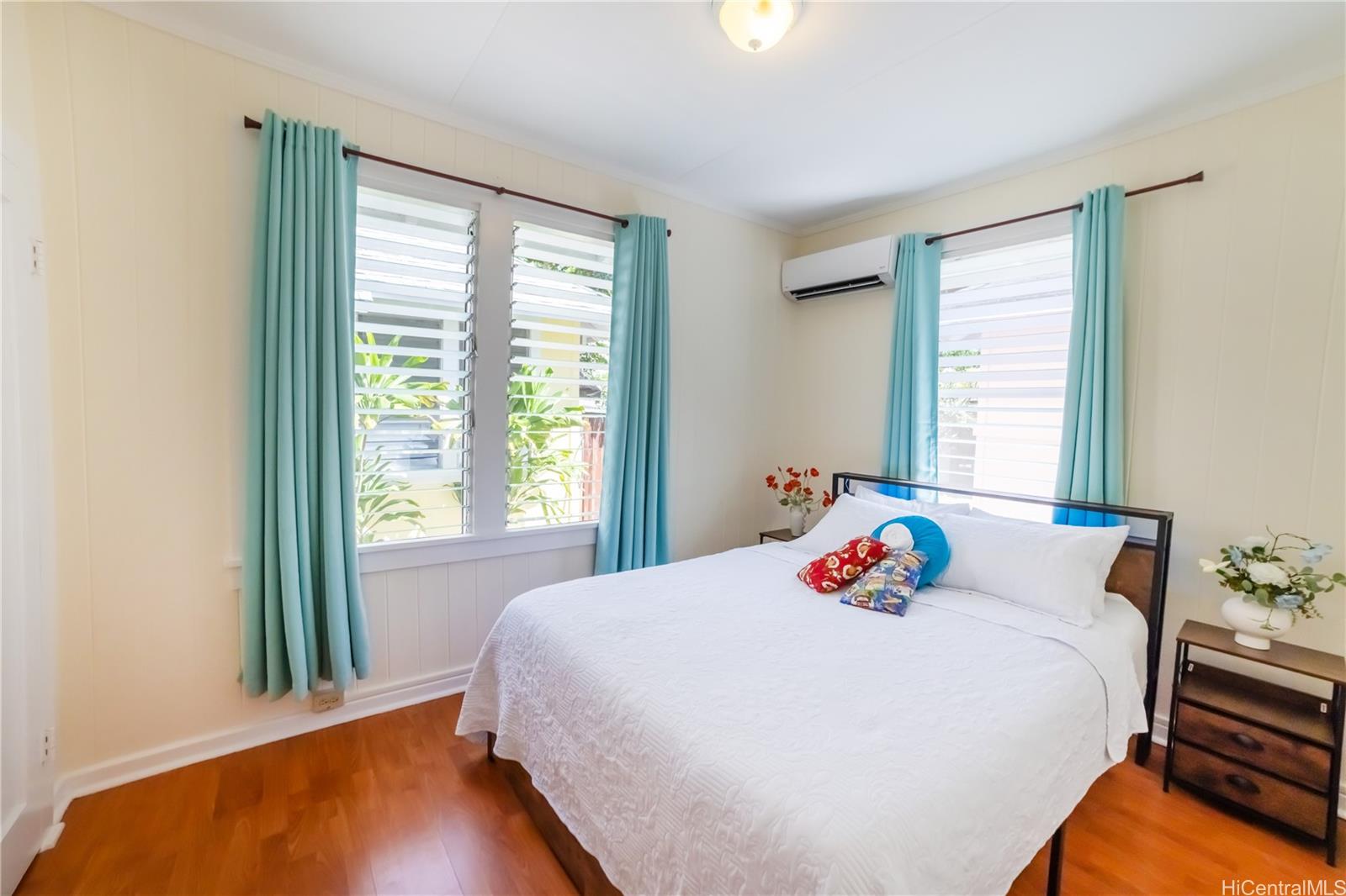 303 Wai Nani Way Honolulu, HI 96815 - Photo 7 of 24 a bedroom with a bed and window
