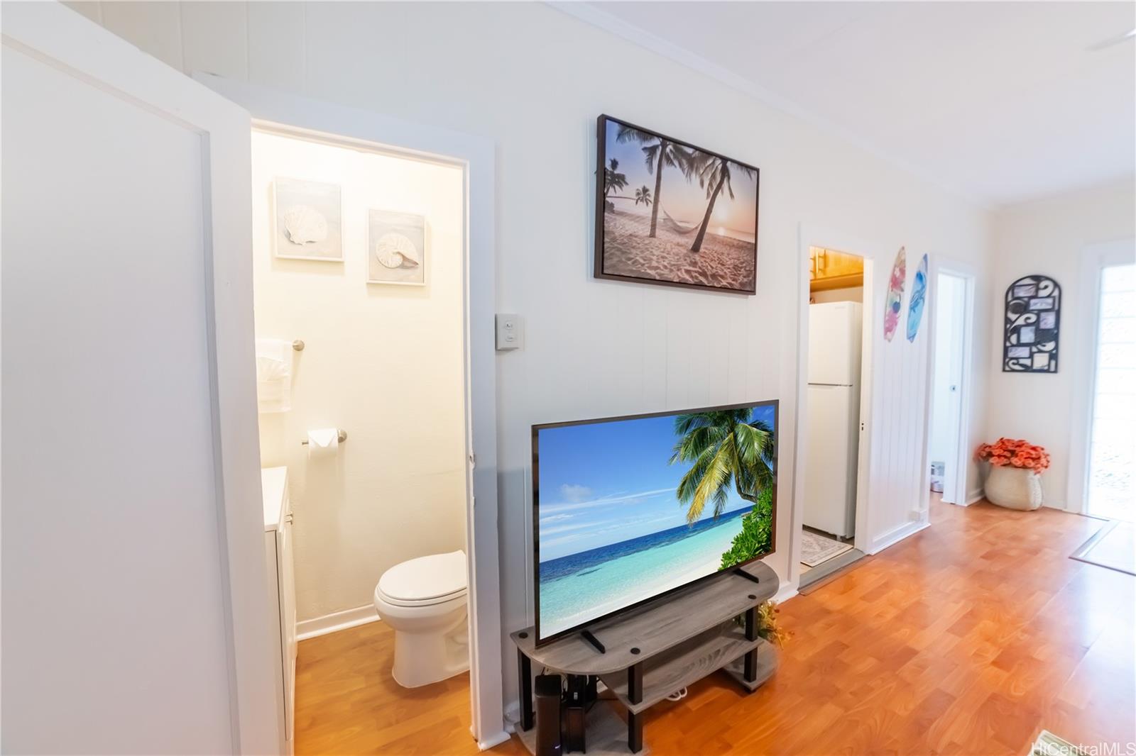 303 Wai Nani Way Honolulu, HI 96815 - Photo 10 of 24 a living room with furniture and a toilet