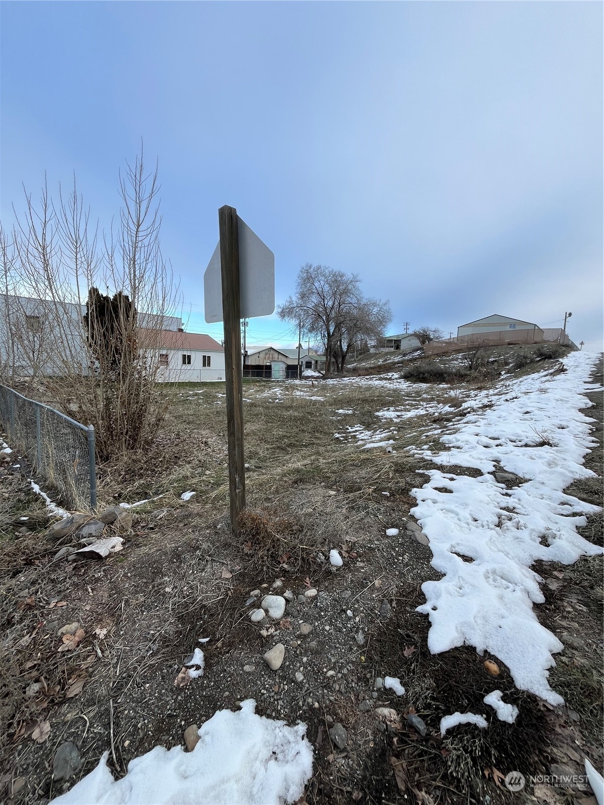 335 12th Street Bridgeport, WA 98813 - Photo 6 of 6 a view of a dry yard with wooden fence