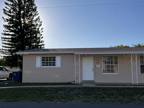 $2,200 | 200 Southwest 11th Street, Unit 12, Hallandale Beach, FL 33009