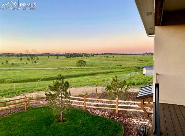 a view of a back yard