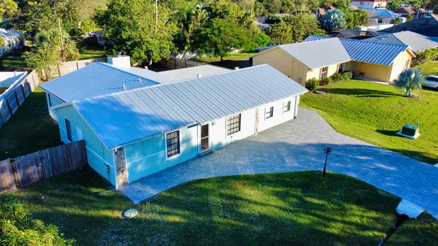 a view of a house with a yard