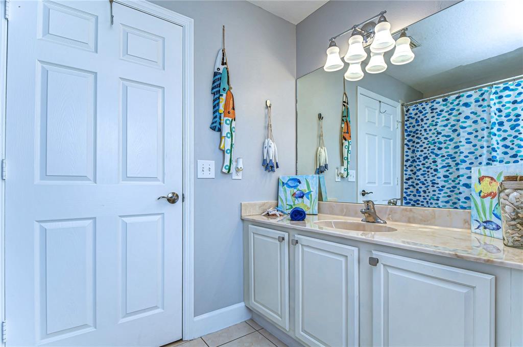 8507 Sandpiper Ridge Avenue Tampa, FL 33647 - Photo 23 of 48 a bathroom with a sink vanity and a mirror