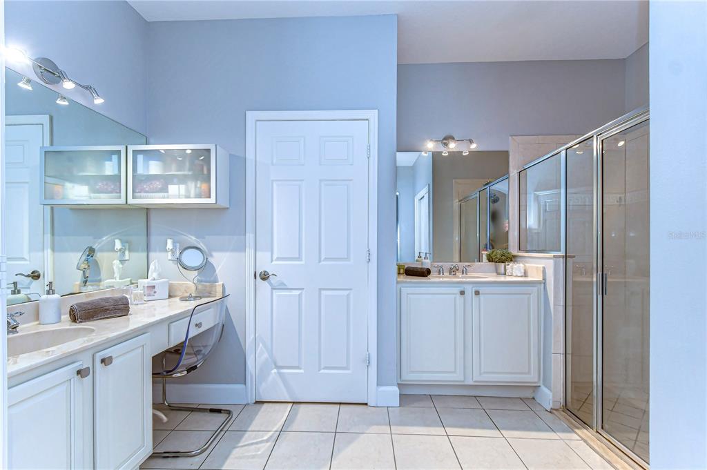 8507 Sandpiper Ridge Avenue Tampa, FL 33647 - Photo 34 of 48 a bathroom with a sink vanity and a mirror