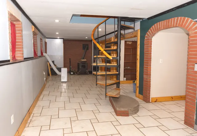 a view of entryway with a front door