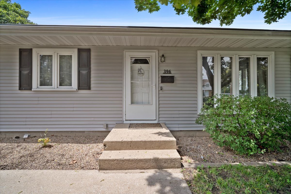 396 North Sherman Street El Paso, IL 61738 - Photo 2 of 29 a front view of a house
