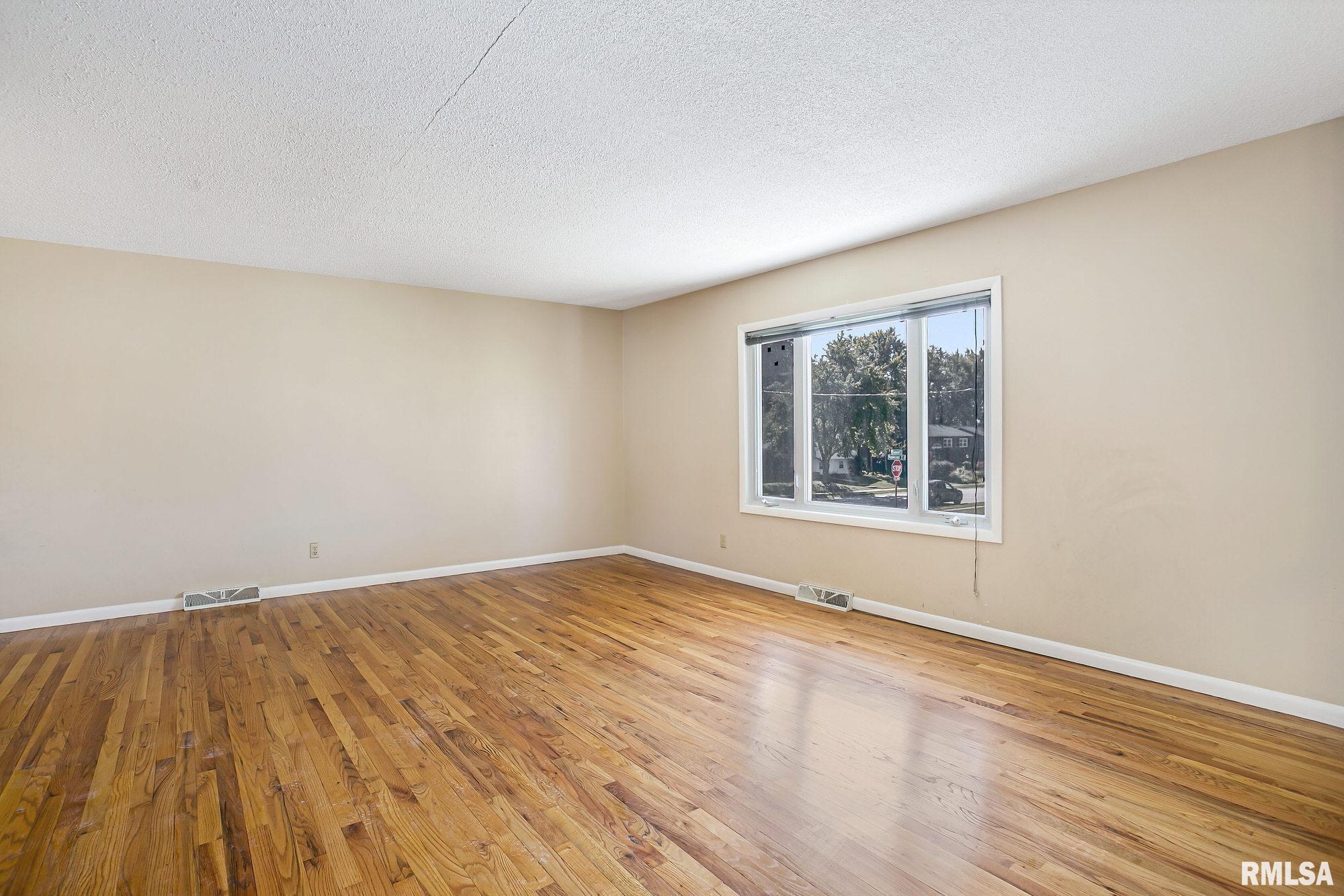 2130 Maplecrest Road Bettendorf, IA 52722 - Photo 6 of 35 Gallery Image 6