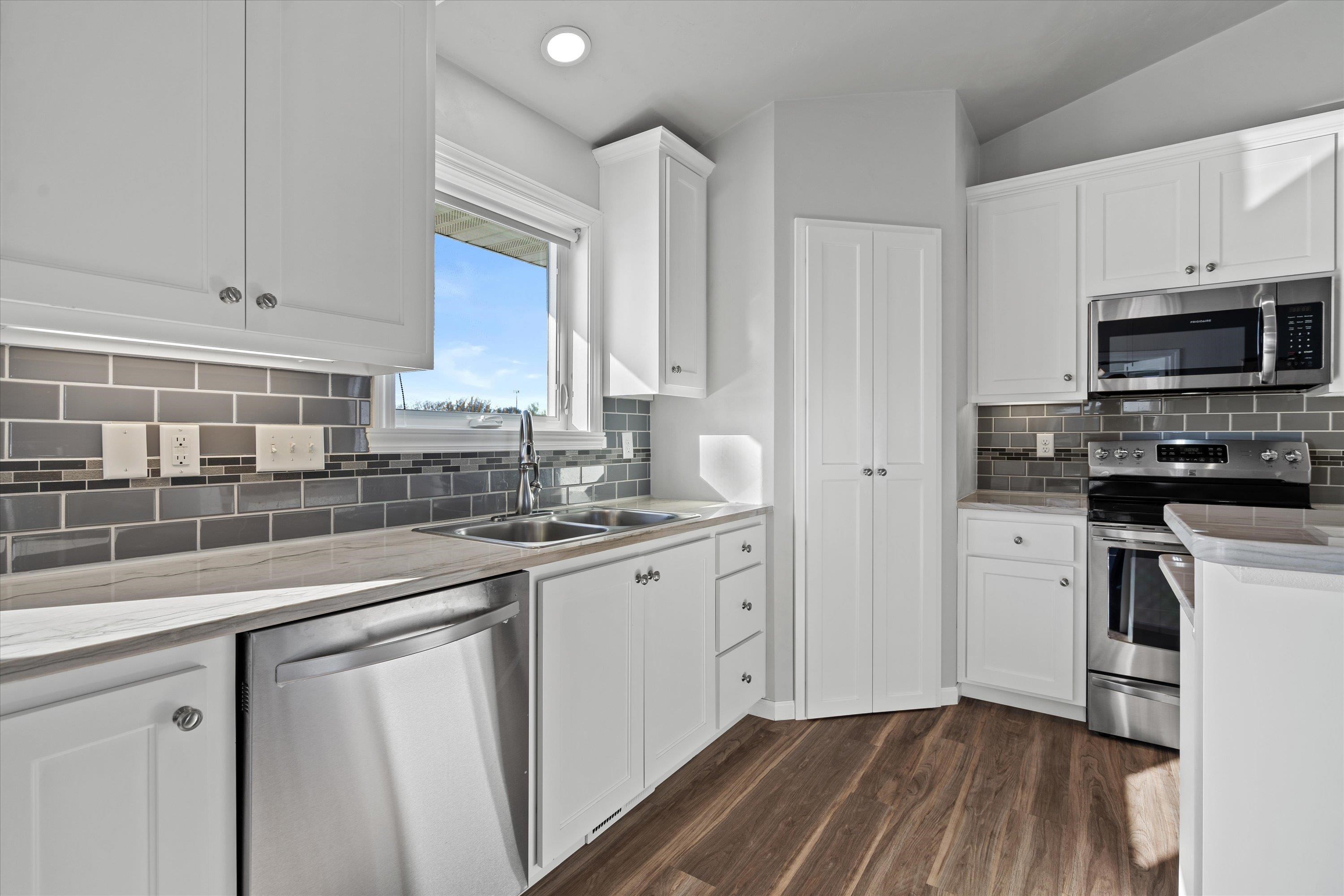 1735 Red Oak Street Green Bay, WI 54313 - Photo 13 of 40