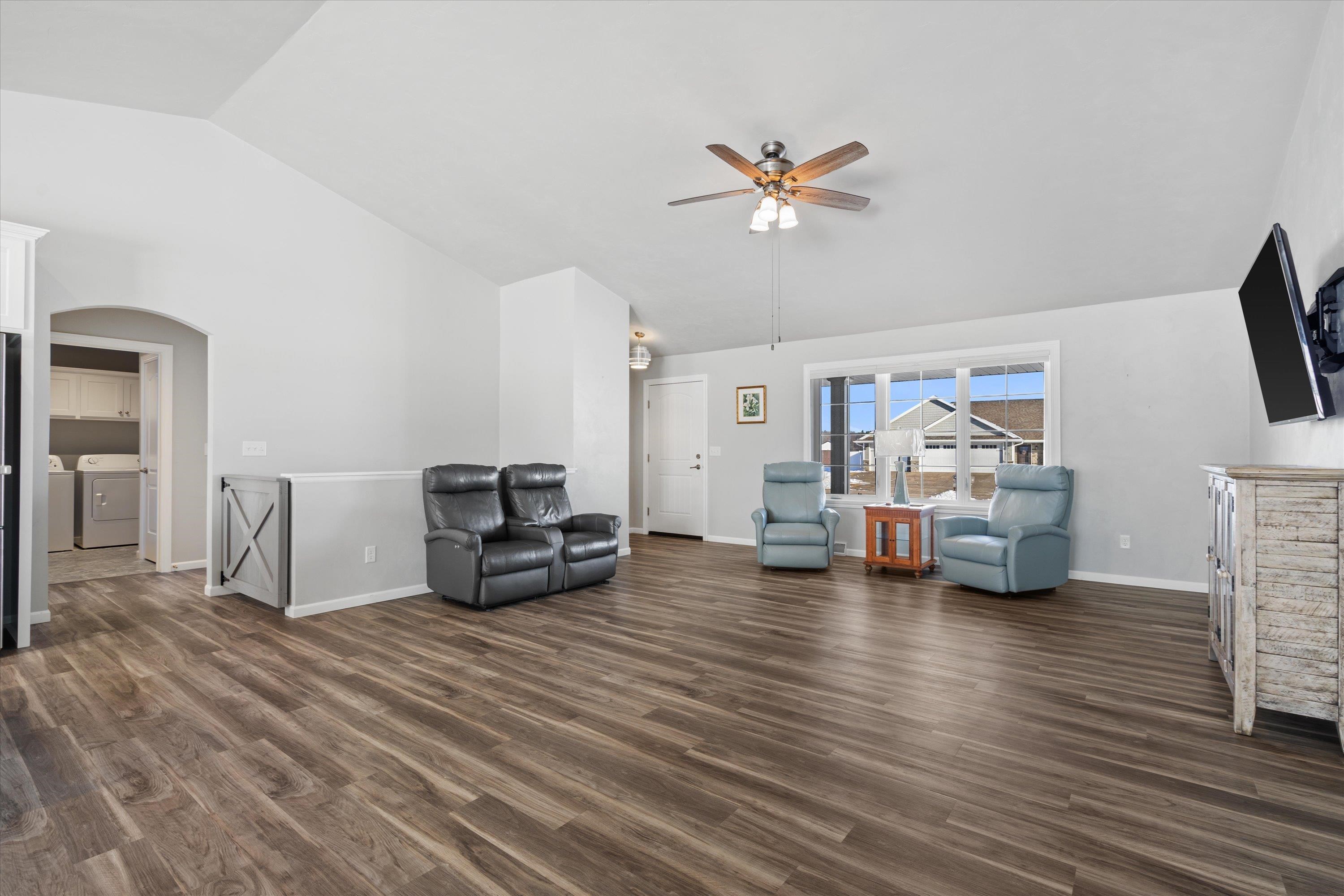 1735 Red Oak Street Green Bay, WI 54313 - Photo 5 of 40