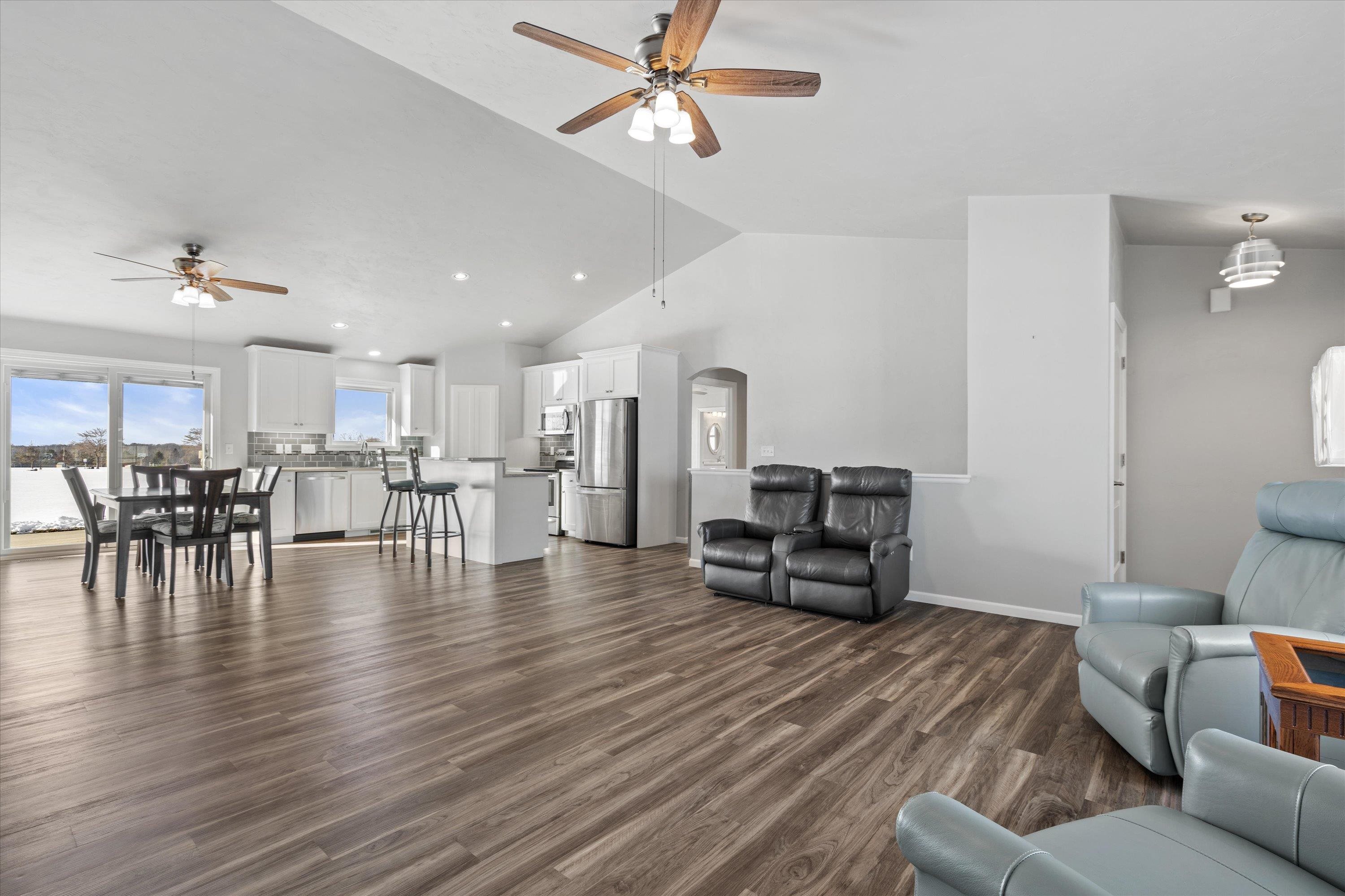 1735 Red Oak Street Green Bay, WI 54313 - Photo 6 of 40