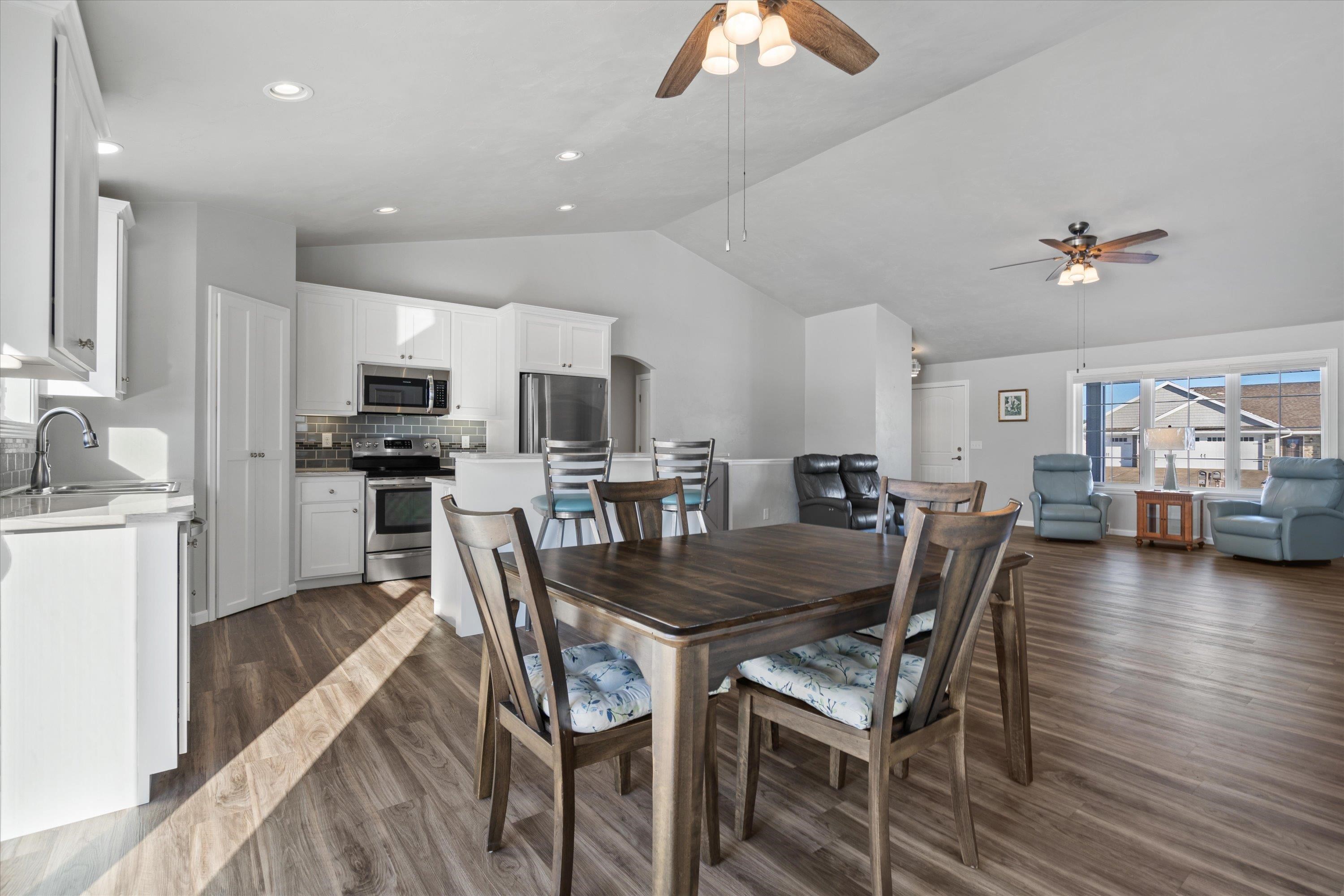 1735 Red Oak Street Green Bay, WI 54313 - Photo 9 of 40