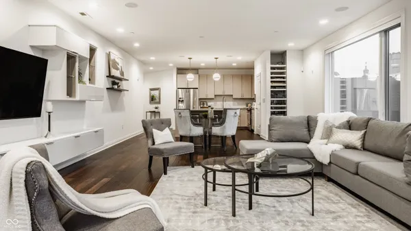 $4,000 | 333 Massachusetts Avenue, Unit 305, Indianapolis, IN 46204