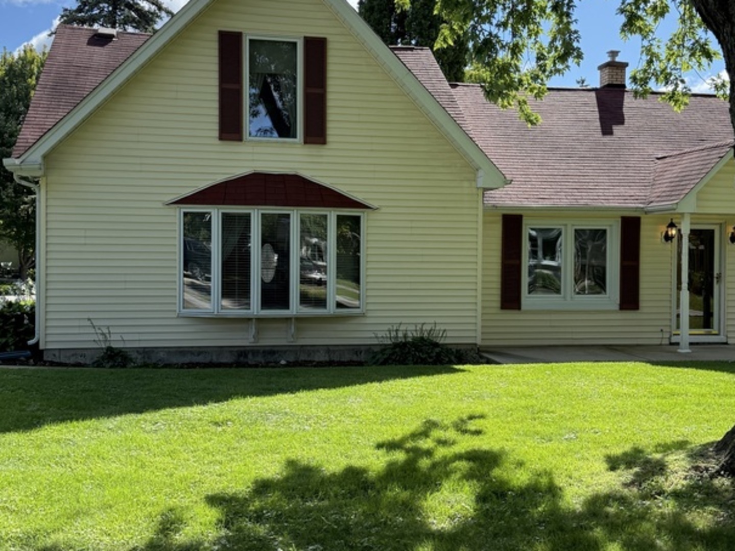 125 Maple Court, Unit 1 Geneva, IL 60134 - Photo 1 of 18 a view of a house with a yard and plants
