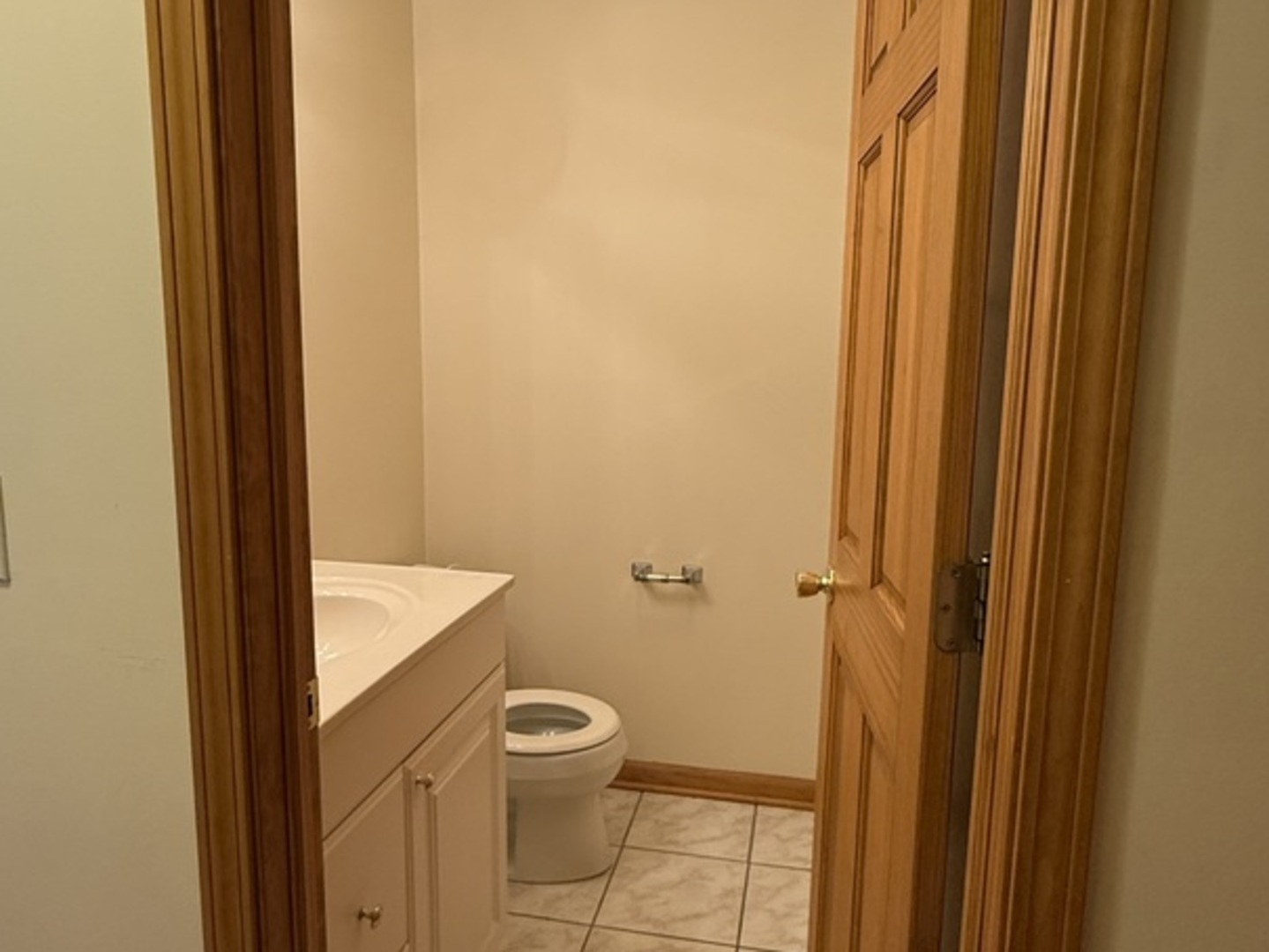 125 Maple Court, Unit 1 Geneva, IL 60134 - Photo 8 of 18 a bathroom with a toilet and a sink