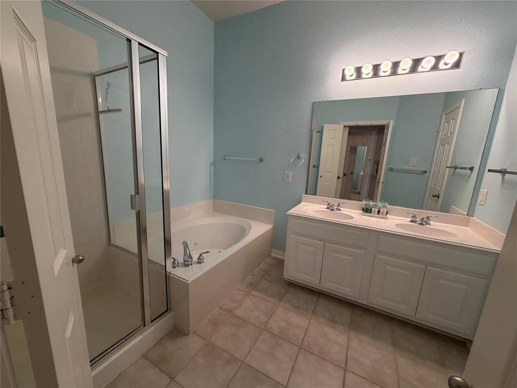 4618 Island Bay Drive Arlington, TX 76119 - Photo 10 of 16 a bathroom with a tub sink and mirror