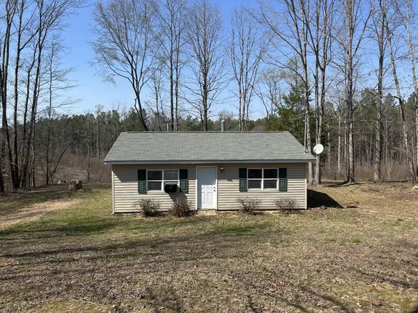 a view of a house with backyard