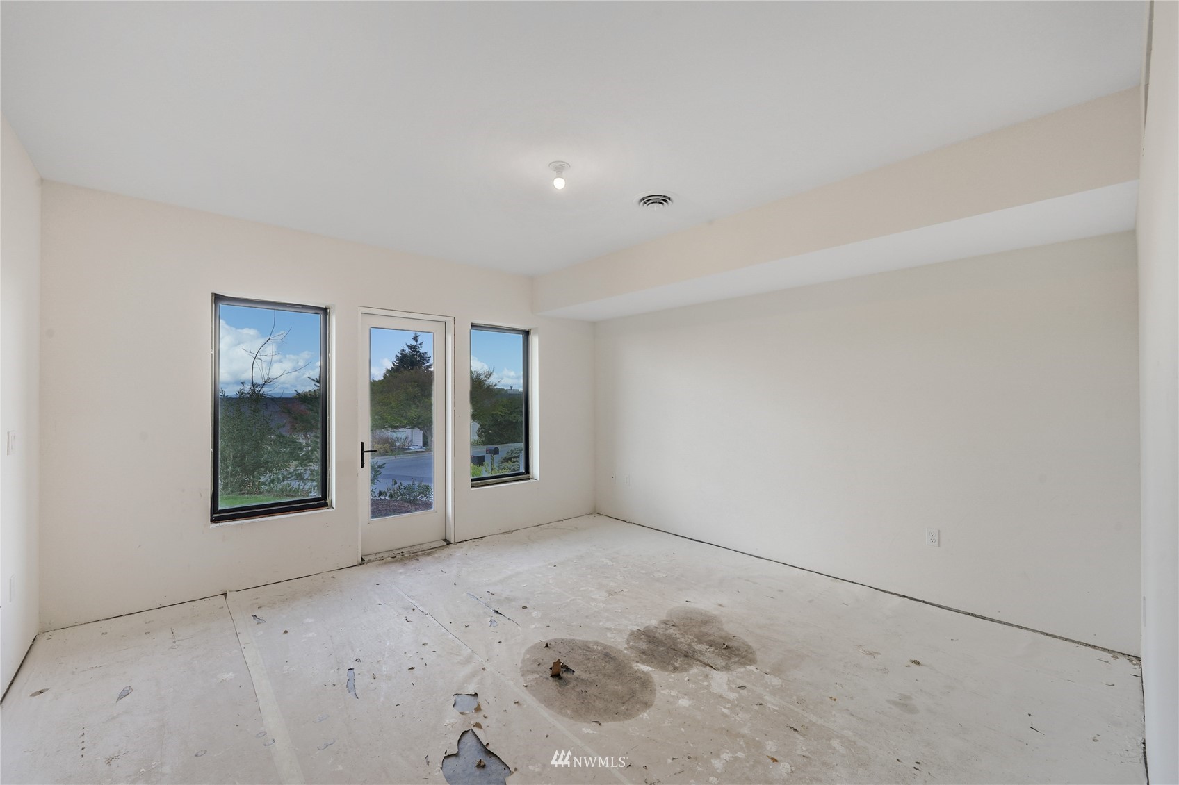 4920 Heather Drive Anacortes, WA 98221 - Photo 34 of 40 an empty room with a window