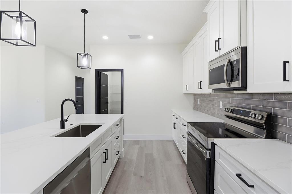 6078 Southwest 150th Lane Road Ocala, FL 34473 - Photo 15 of 38