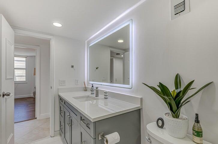 5440 North Ocean Drive, Unit 1502 Singer Island, FL 33404 - Photo 24 of 34 GUEST BATH