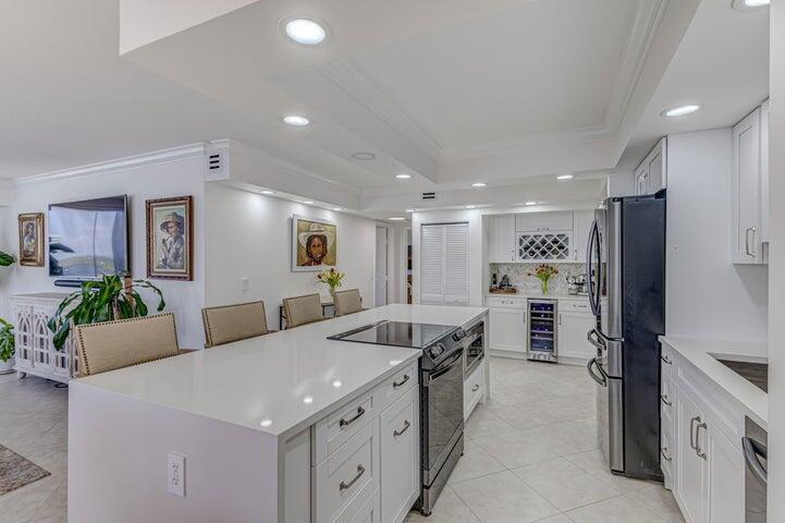 5440 North Ocean Drive, Unit 1502 Singer Island, FL 33404 - Photo 3 of 34 KITCHEN