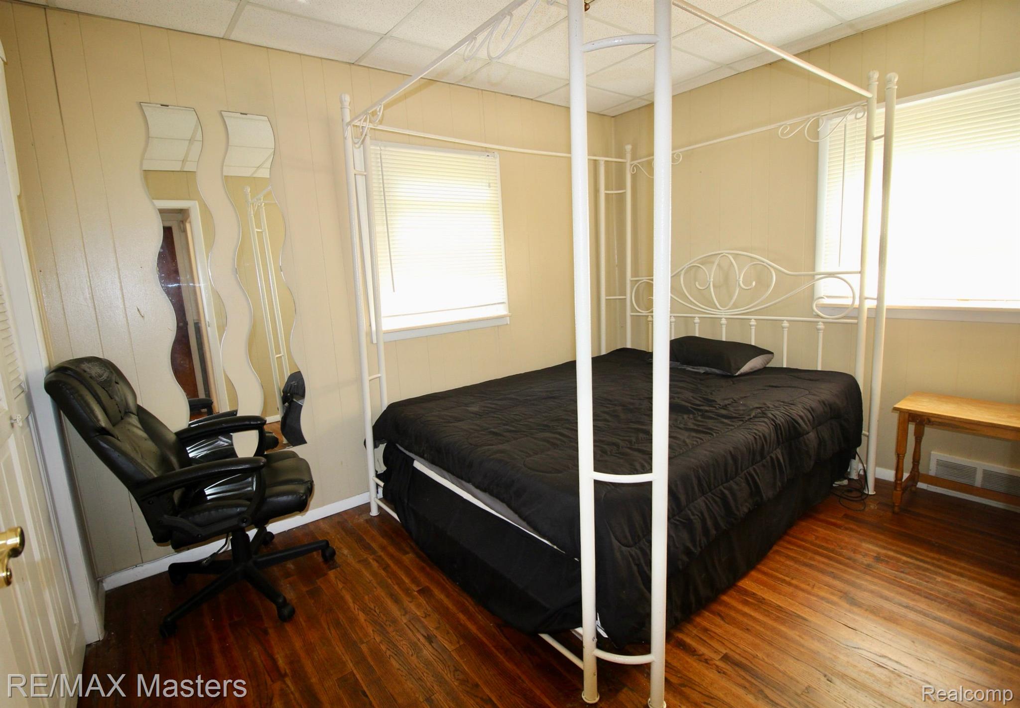 14183 Sheldon Road Belleville, MI 48111 - Photo 11 of 19 2nd bedroom also has hardwood floors.