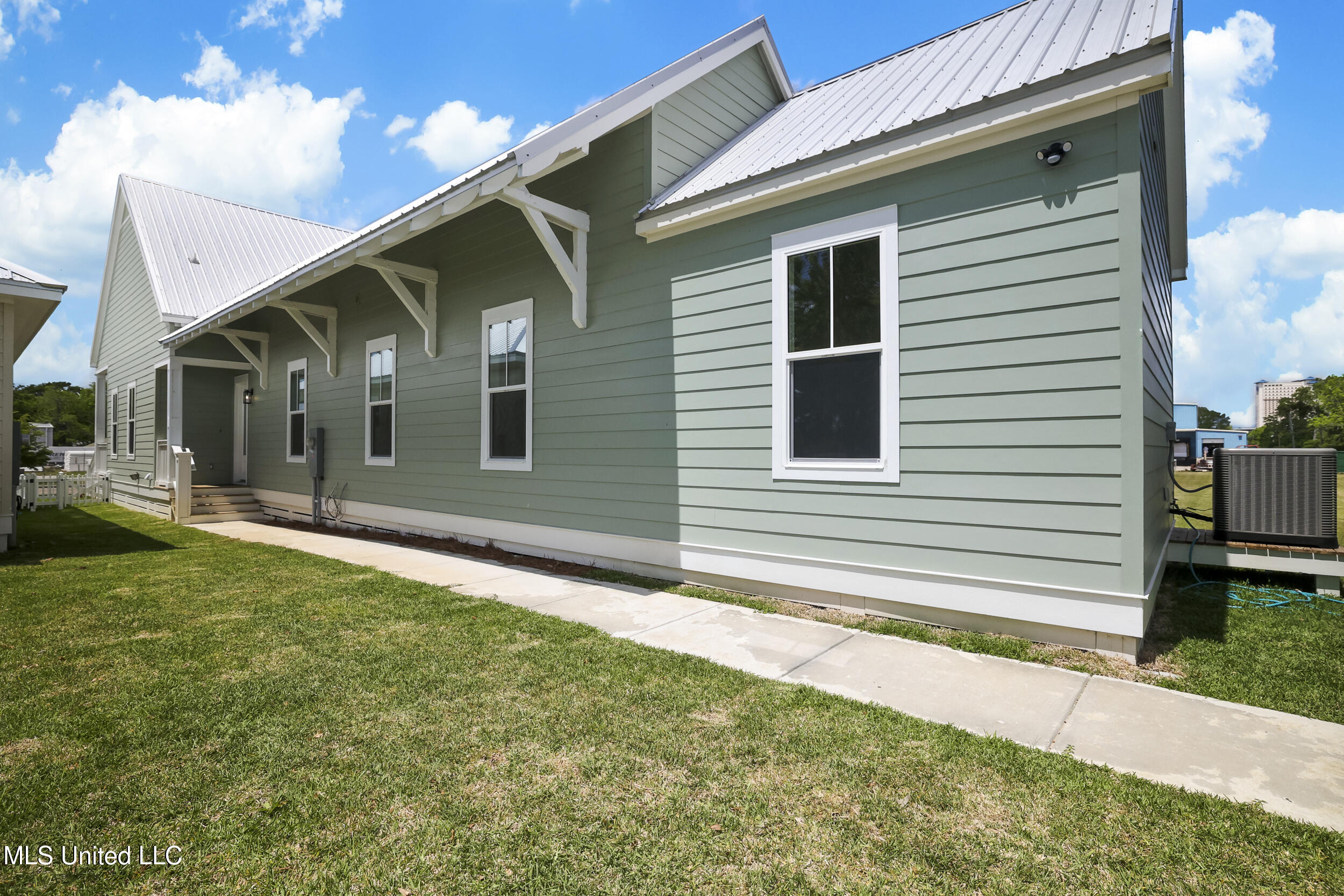 254 Caillavet Street Biloxi, MS 39530 - Photo 27 of 42 SIDE YARD