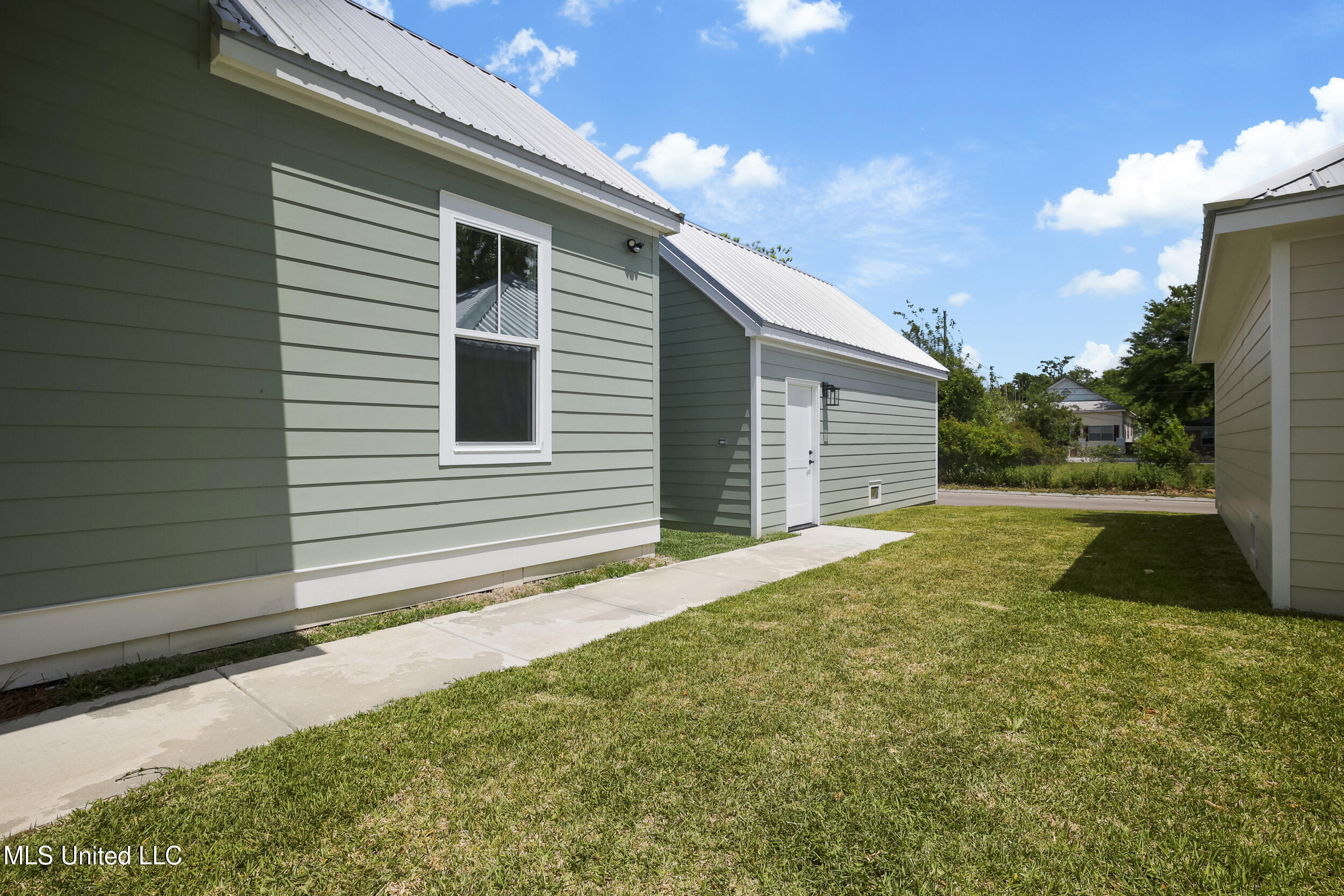 254 Caillavet Street Biloxi, MS 39530 - Photo 28 of 42 SIDE AND BACK YARD