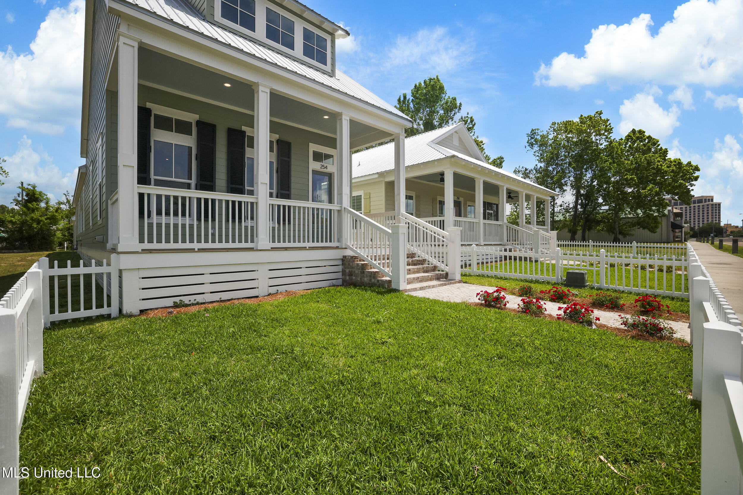 254 Caillavet Street Biloxi, MS 39530 - Photo 3 of 42 FENCED FRONT YARD