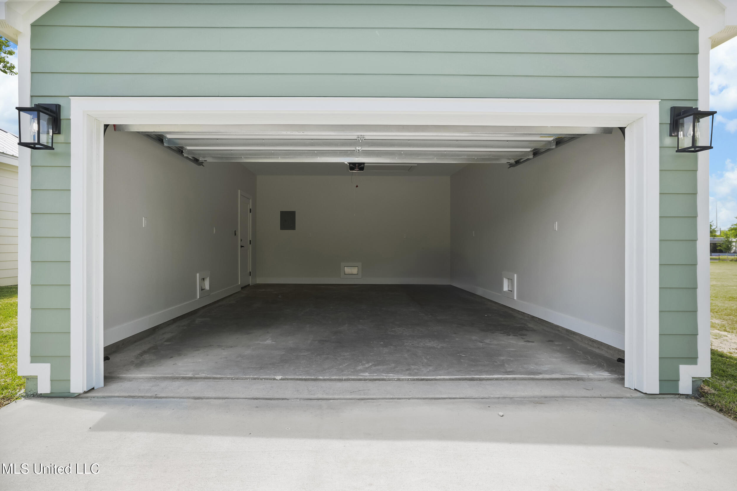 254 Caillavet Street Biloxi, MS 39530 - Photo 36 of 44 2 CAR GARAGE