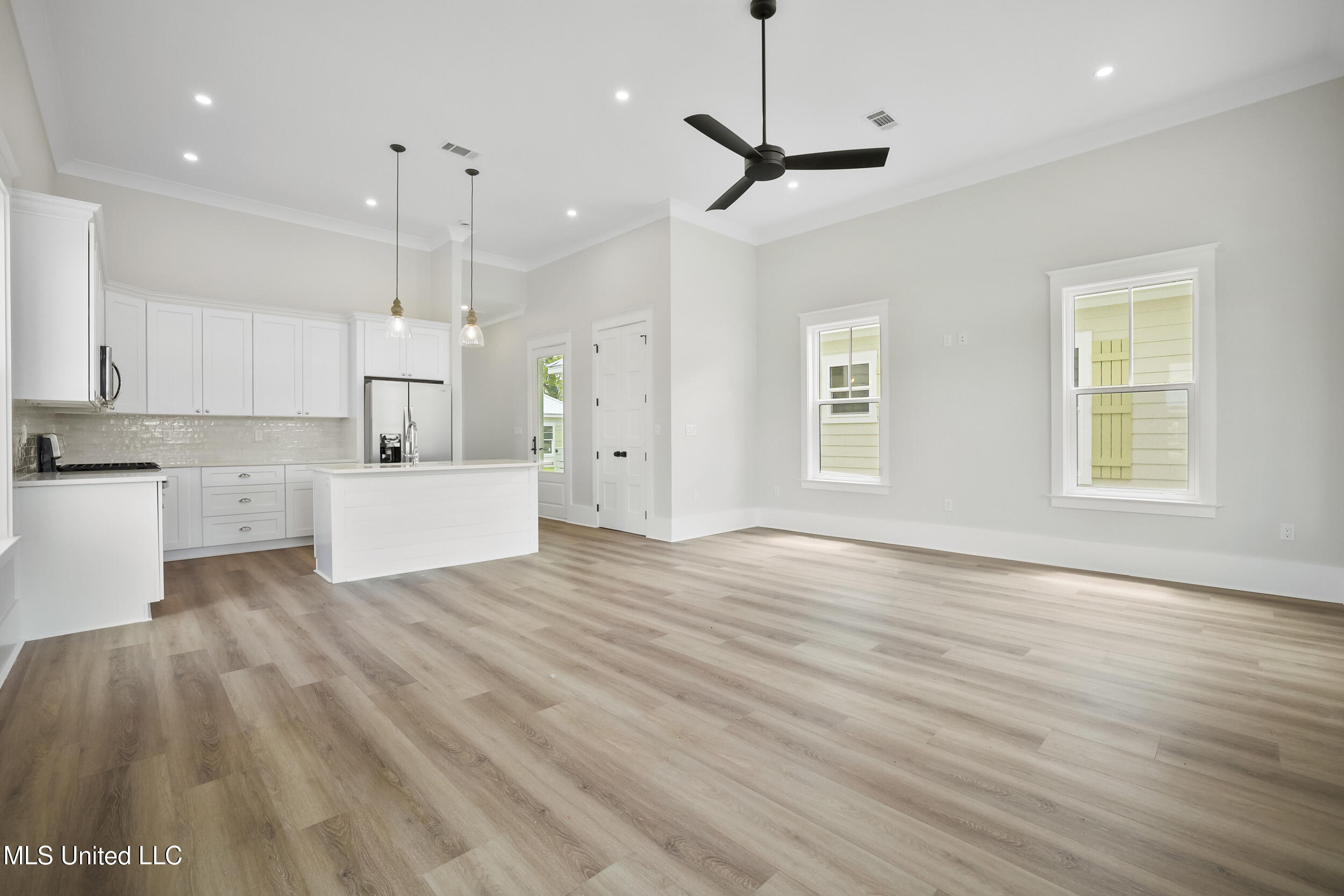 254 Caillavet Street Biloxi, MS 39530 - Photo 9 of 42 LIVING LOOKING INTO KITCHEN