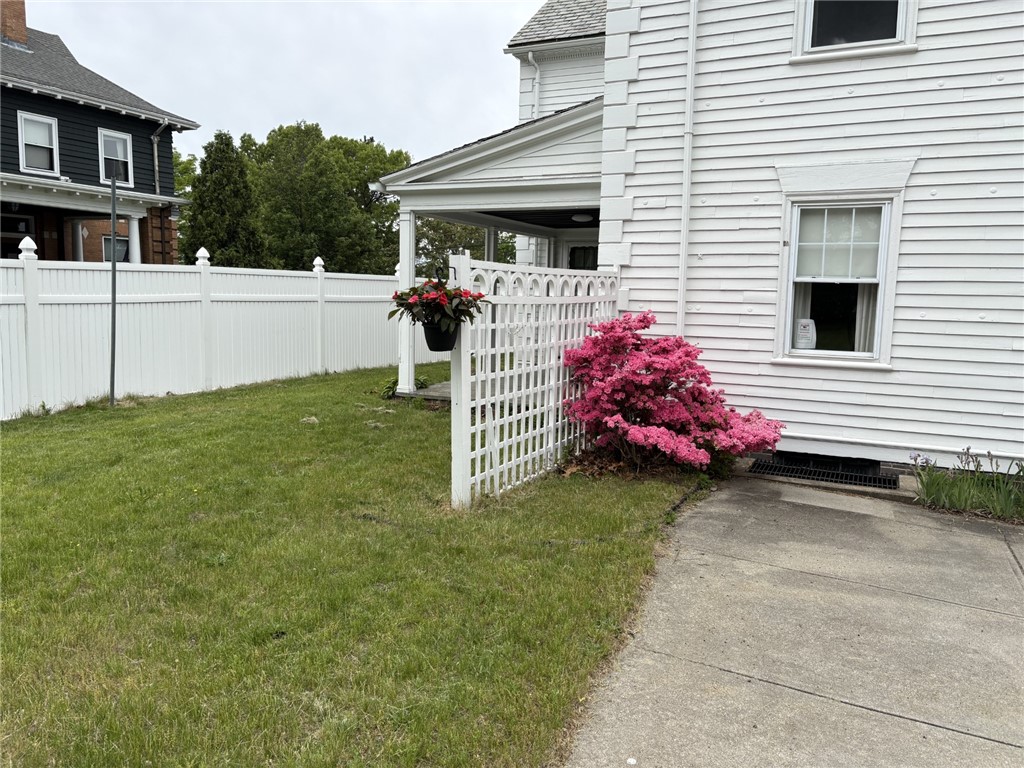 36 Underwood Street Pawtucket, RI 02860 - Photo 3 of 46