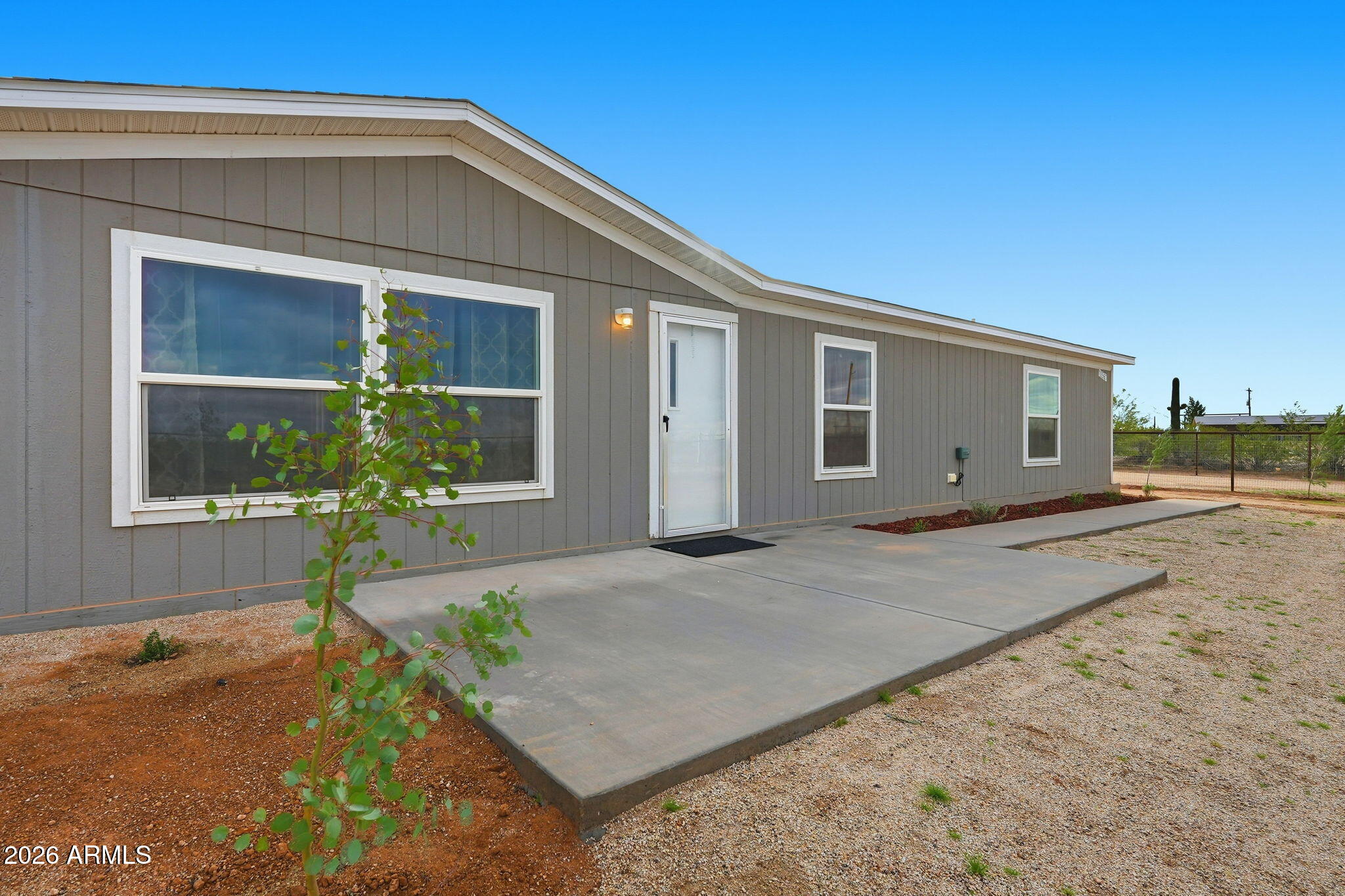10567 North Dogwood Road Florence, AZ 85132 - Photo 3 of 28 a front view of a house with garden