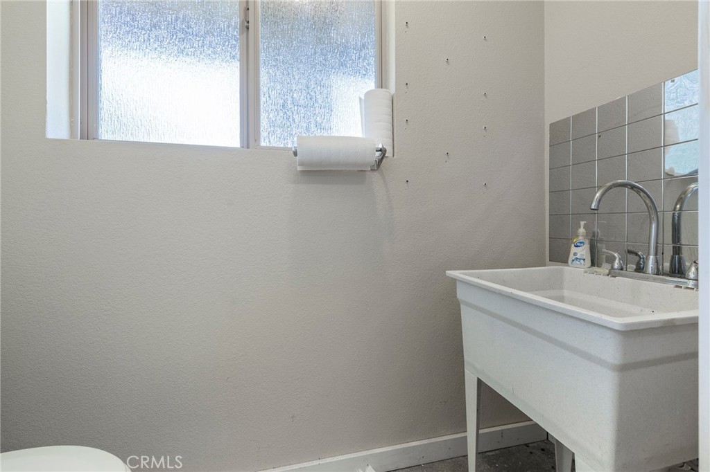 39828 Granite Ridge Lane Bass Lake, CA 93604 - Photo 59 of 66 Half bathroom in garage