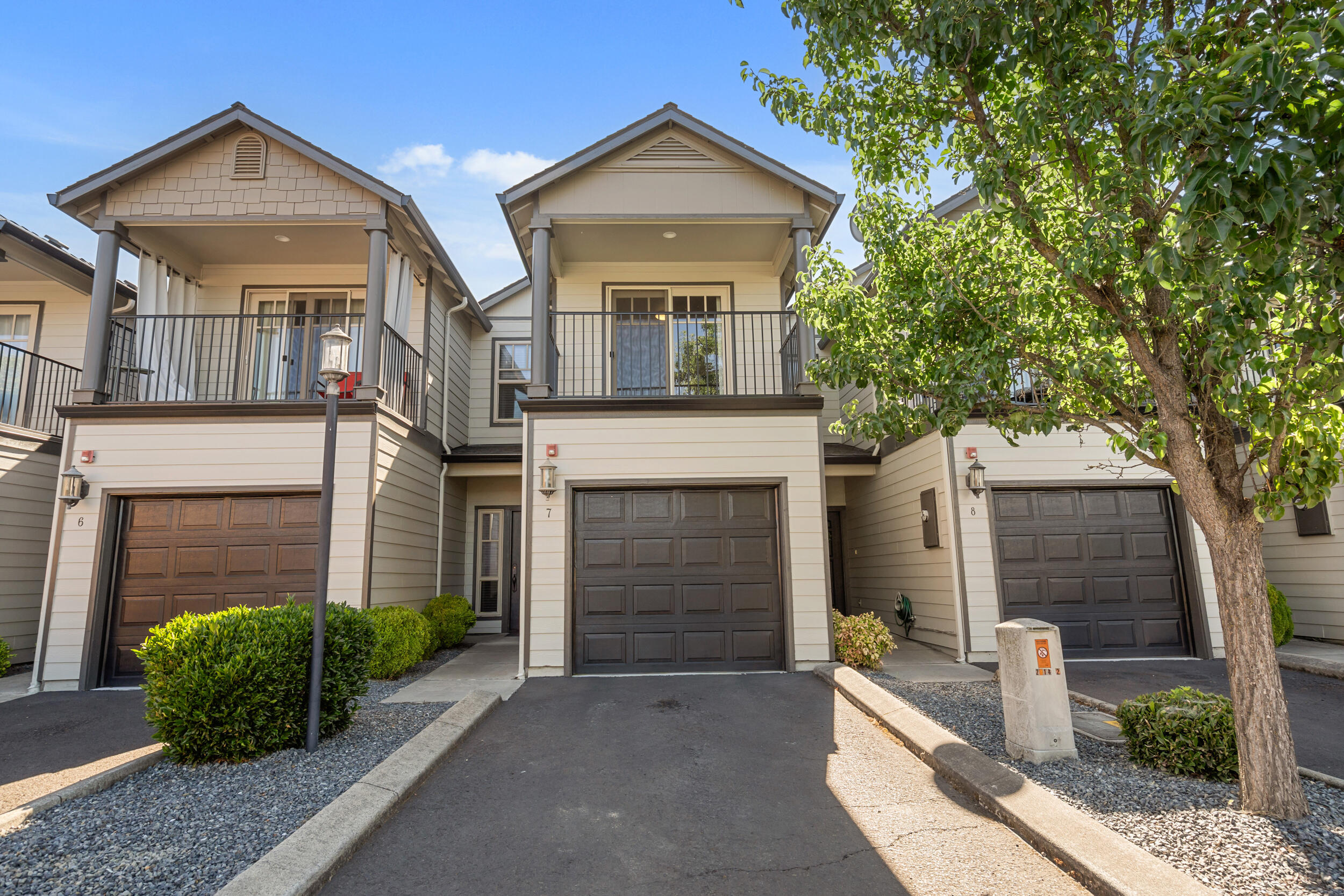 2210 East Barnett Road, Unit 7 Medford, OR 97504 - Photo 1 of 25 1_ 2210 e barnett rd, medford-23