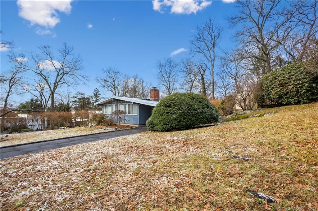 a view of a yard with a house