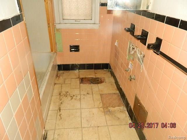 9574 Decatur Street Detroit, MI 48227 - Photo 7 of 10 DSCN0047.JPG