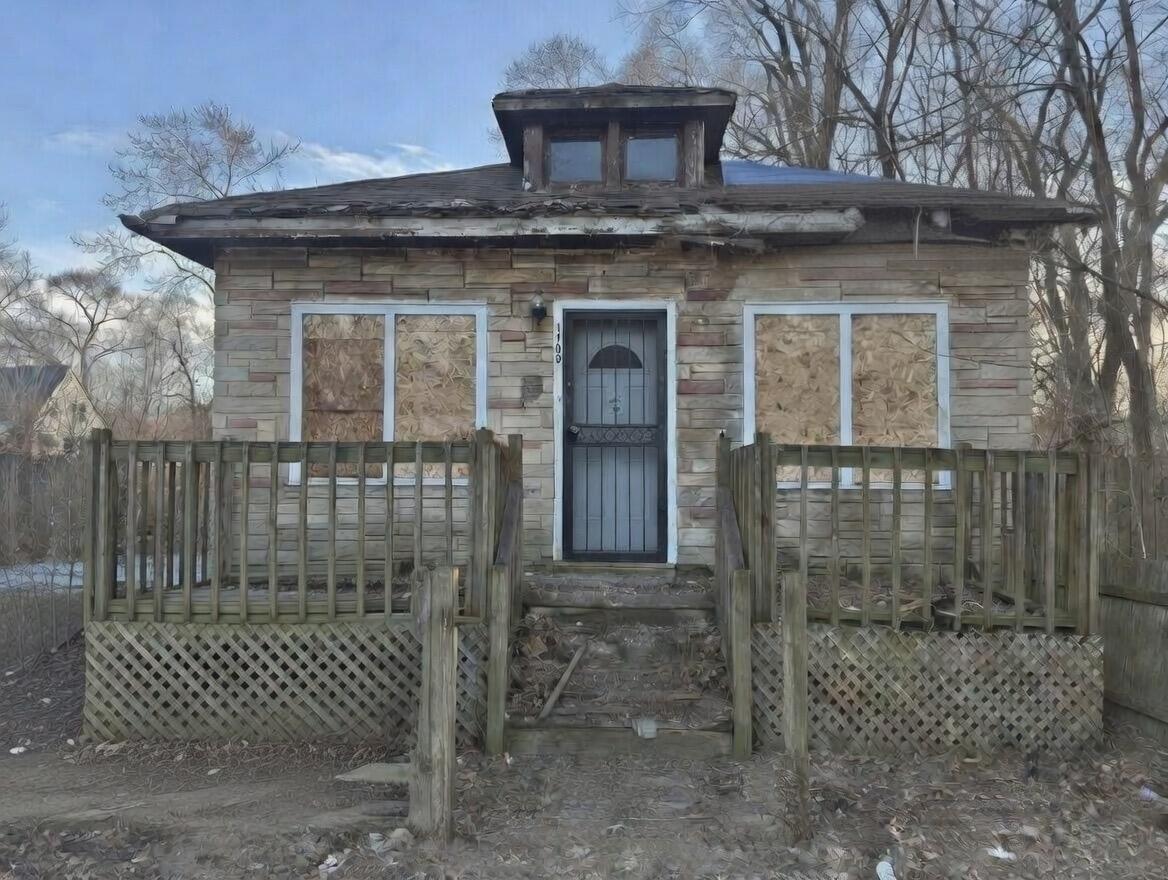 1105 West 15th Avenue Gary, IN 46407 - Photo 1 of 14 a front view of a house