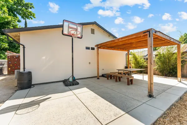 $584,999 | 5060 Mendocino Boulevard, Sacramento, CA 95820