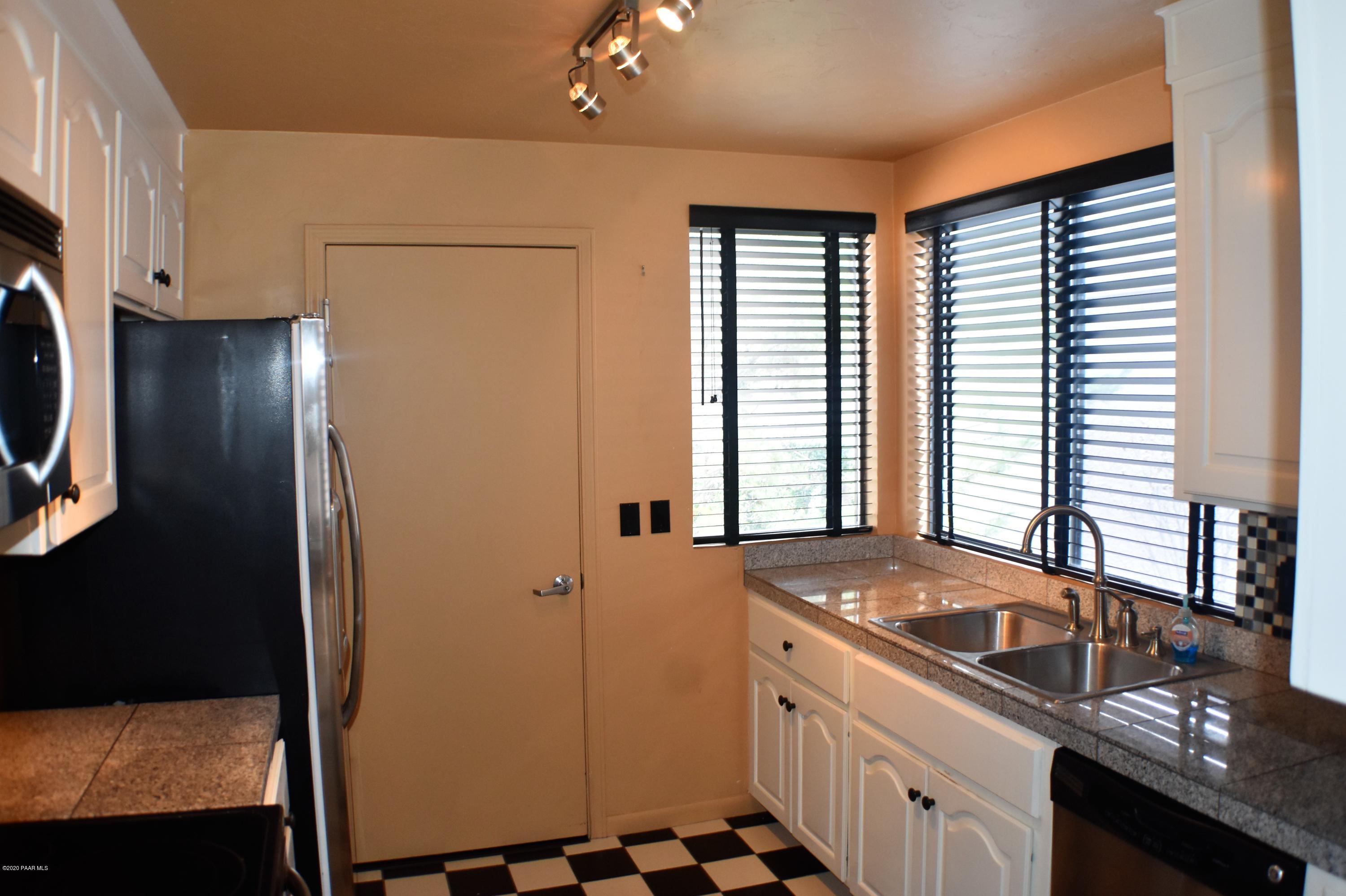 1385 Coyote Road Prescott, AZ 86303 - Photo 9 of 32 Kitchen