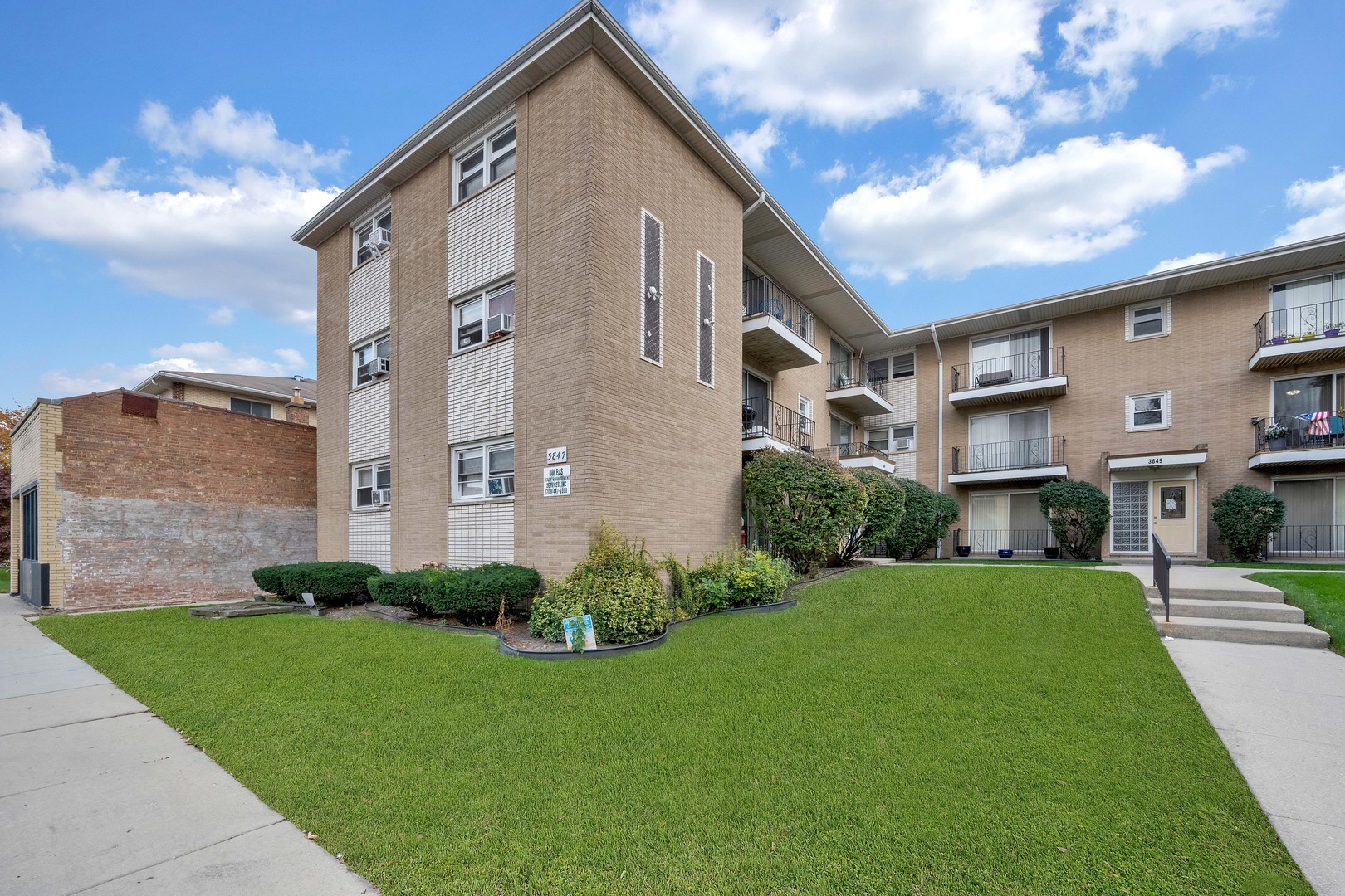 3847 West 47th Street, Unit 1E Chicago, IL 60632 - Photo 2 of 14 a front view of a house with a garden